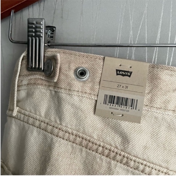 Levi's Women's Cinch Barrel Jeans - Picture 9 of 12